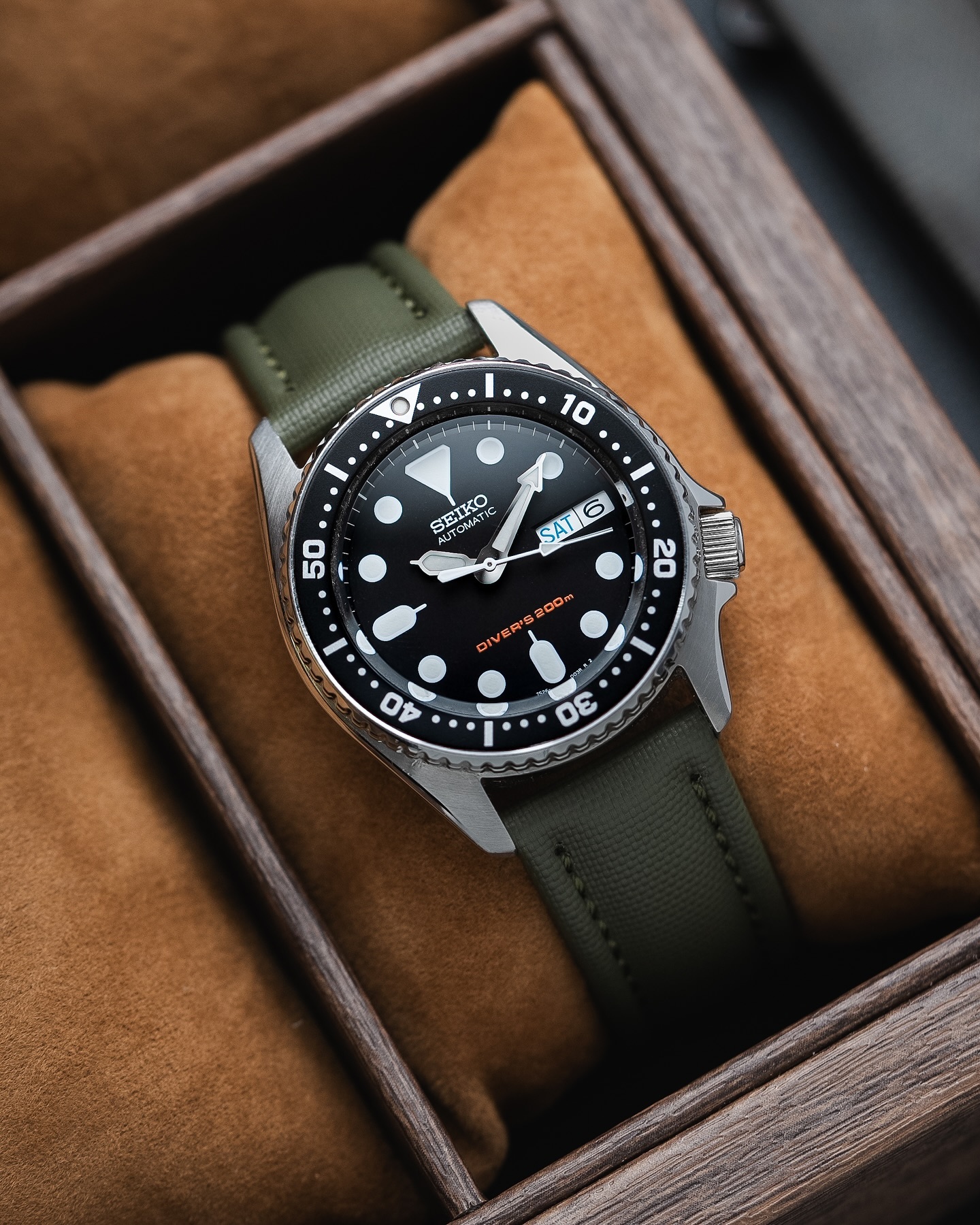 SKX013 Lume Shot on Strapcode Super-J Louis Bracelet